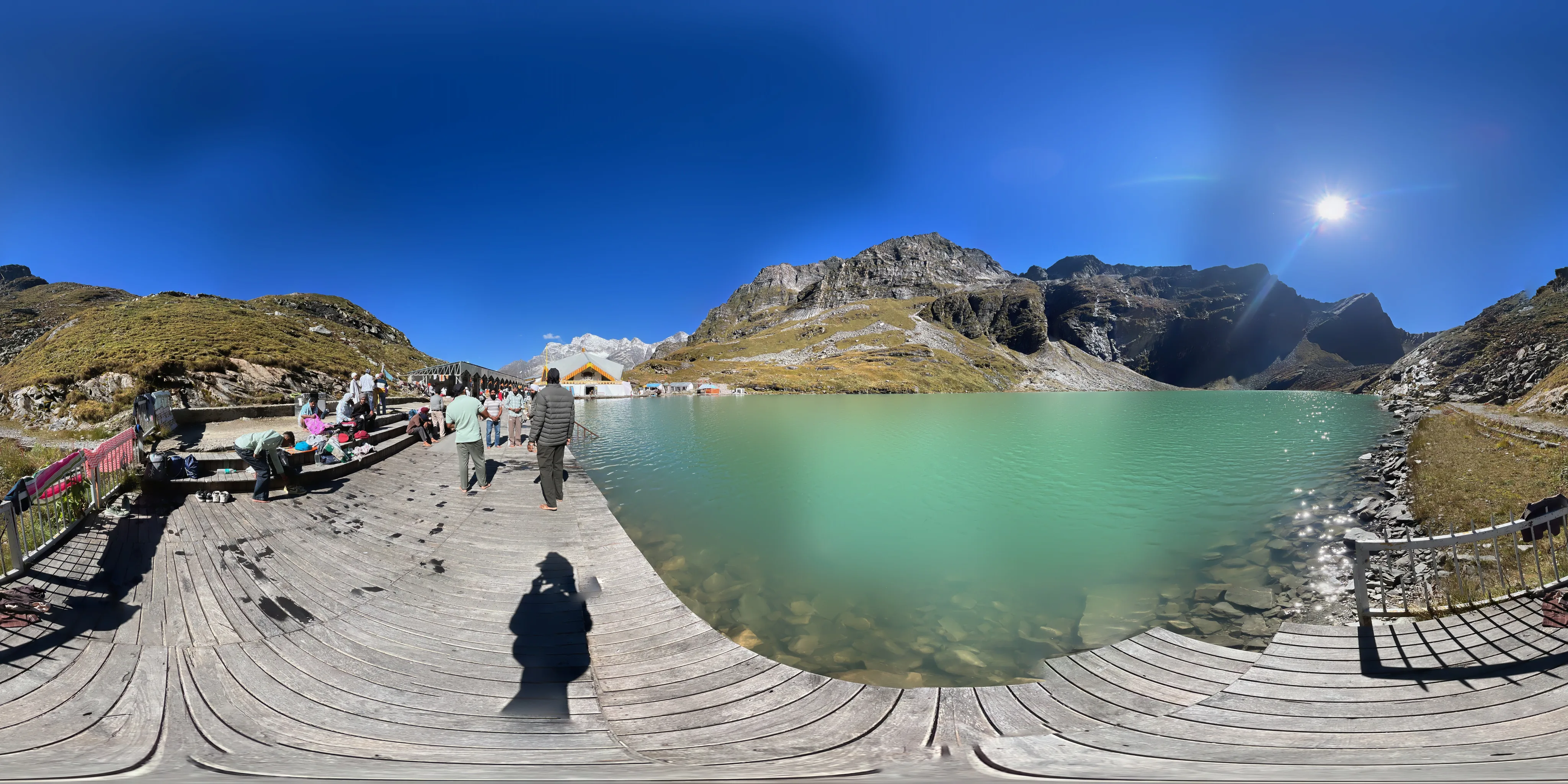 360 degree view of Gurudwara Sri Hemkund Sahib and its glacial lake